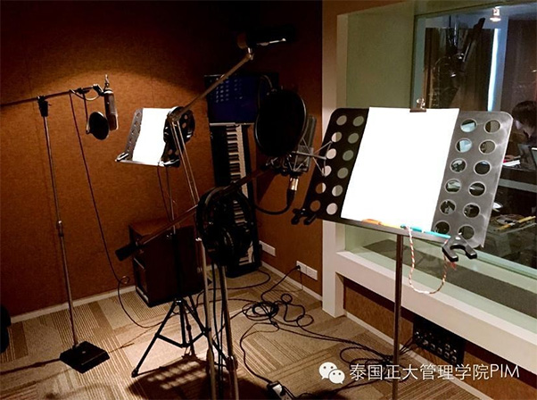 正大管理学院CMBA的童鞋们在教授的带领下，将课堂带离了学校，而走向了曼谷的设计中心TCDC和录音棚。