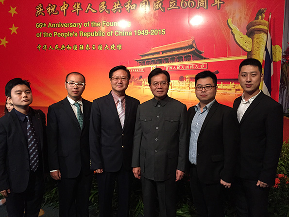 正大管理学院，为中华人民共和国成立66周年干杯！